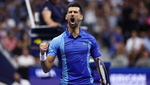 Mit einer überraschend offensiven Vorstellung holt sich Novak Djokovic in New York den Titel.