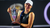 Porsche Friend Iga Swiatek mit dem Pokal in Cancun