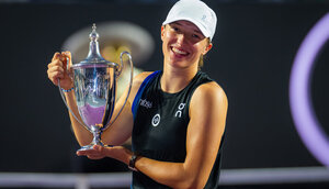 Porsche Friend Iga Swiatek mit dem Pokal in Cancun