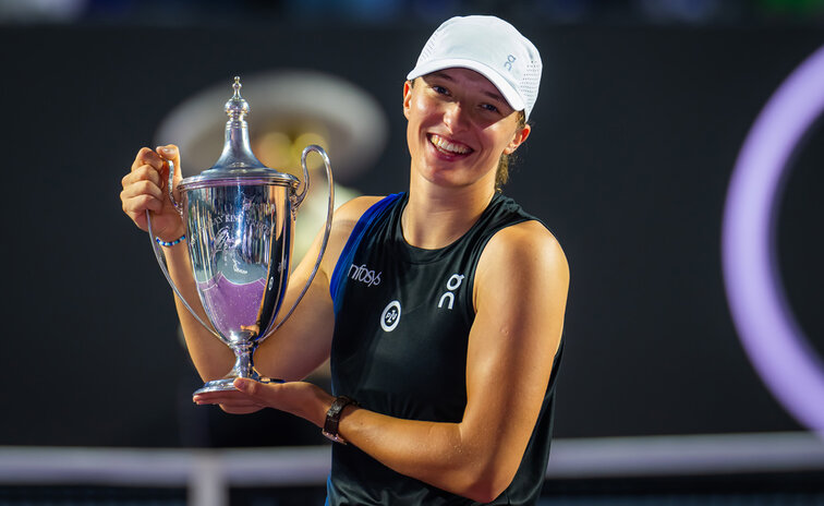 Porsche Friend Iga Swiatek mit dem Pokal in Cancun