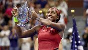 Coco Gauff mit der US-Open-Trophäe