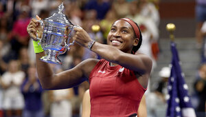 Coco Gauff mit der US-Open-Trophäe