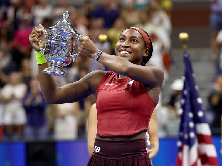 Coco Gauff mit der US-Open-Trophäe