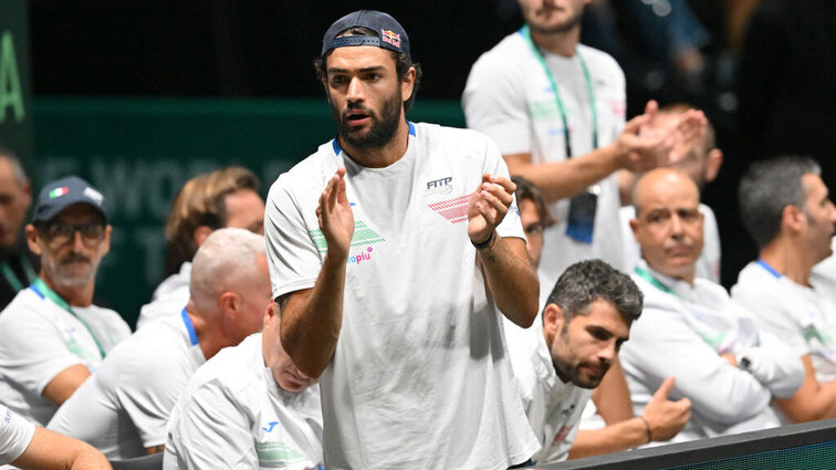 As a noble fan, Matteo supports the Italian team at the Davis Cup final tournament in Malaga.