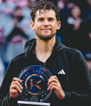 Dominic Thiem mit seiner Trophäe in Kitzbühel 2023