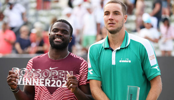 Das Siegerbild der BOSS Open 2023: Frances Tiafoe und Jan-Lennard Struff