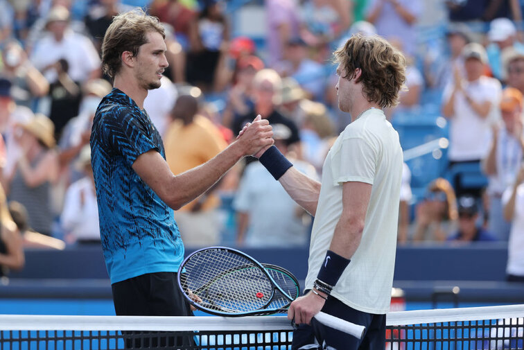 Alexander Zverev misst sich mit Andrey Rublev